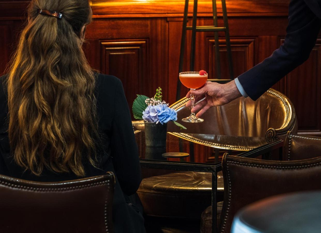 Hotel Pont Royal Paris Ngoại thất bức ảnh A bartender serving a cocktail