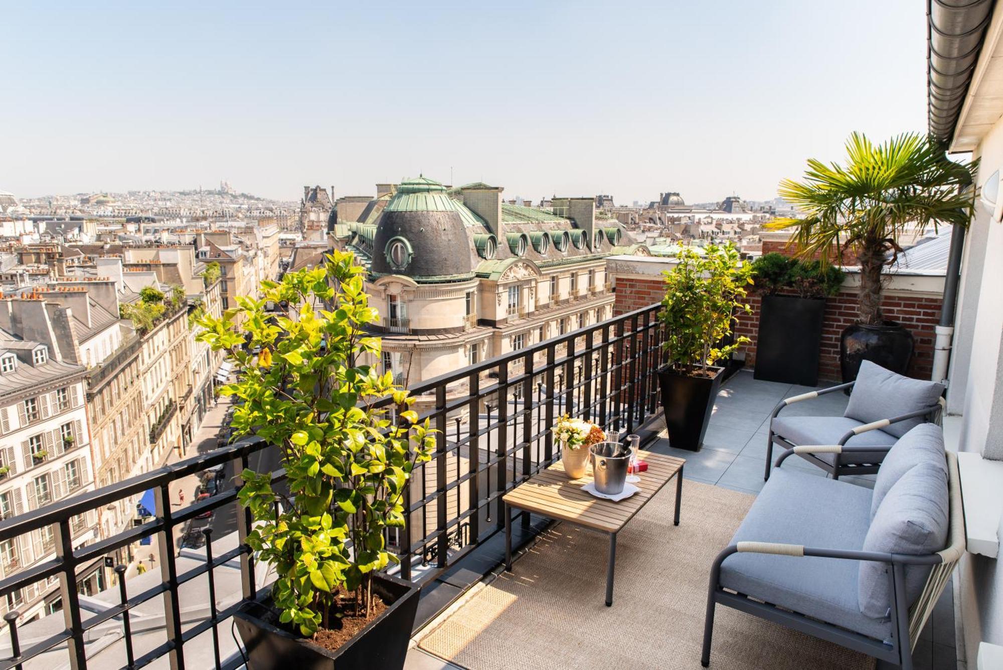 Hotel Pont Royal Paris Ngoại thất bức ảnh A balcony in Paris
