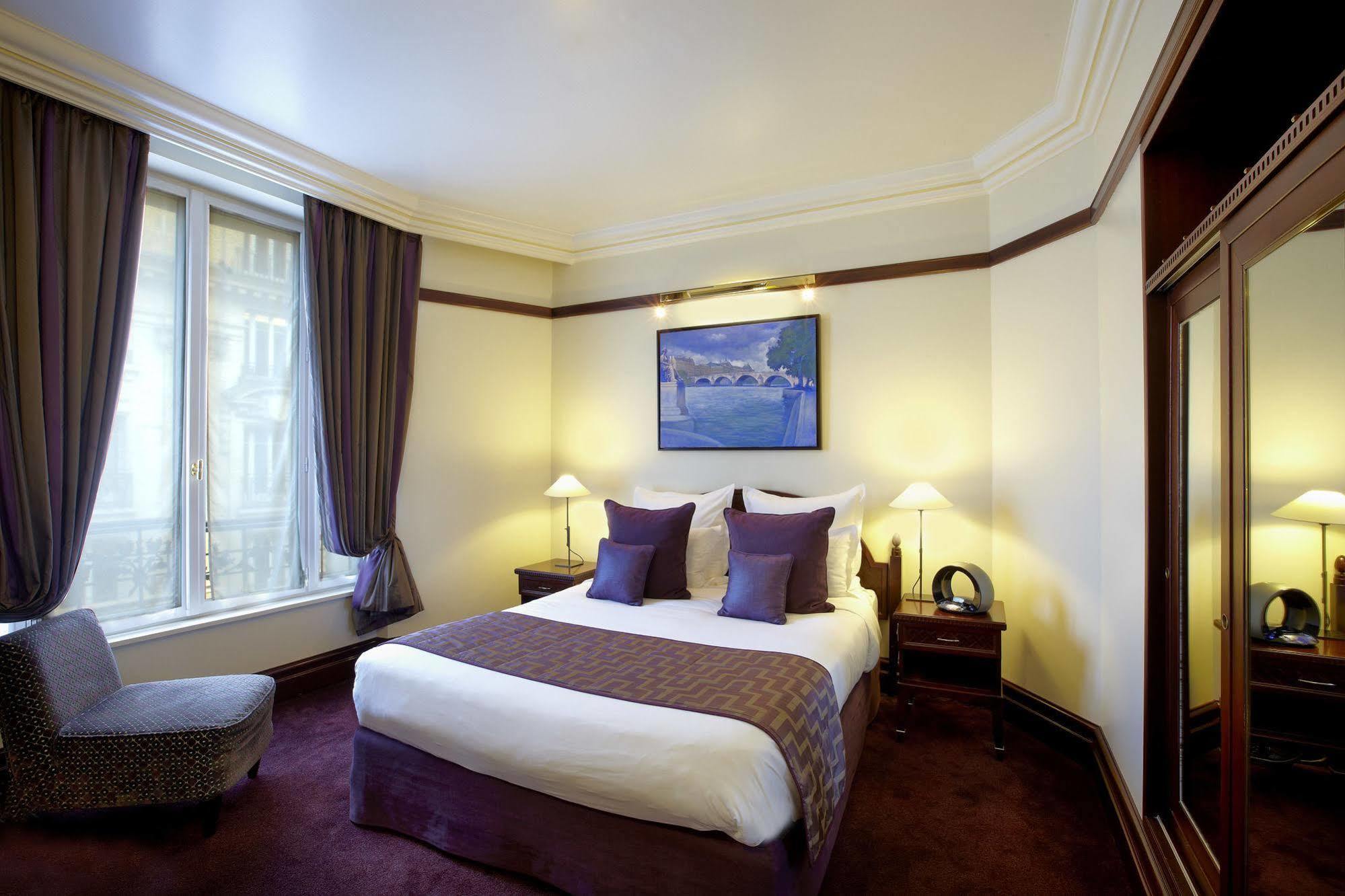 Hotel Pont Royal Paris Ngoại thất bức ảnh A room at the hotel